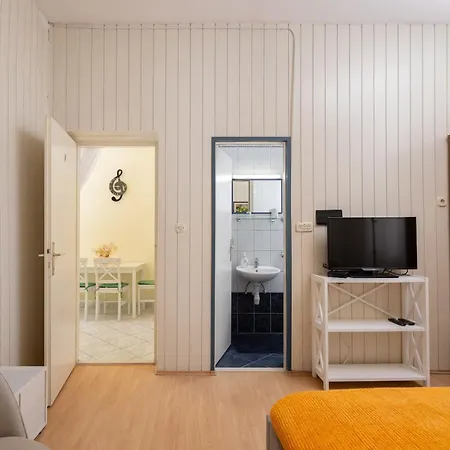 Apartment Lemonade Jesenice (Split-Dalmatia)